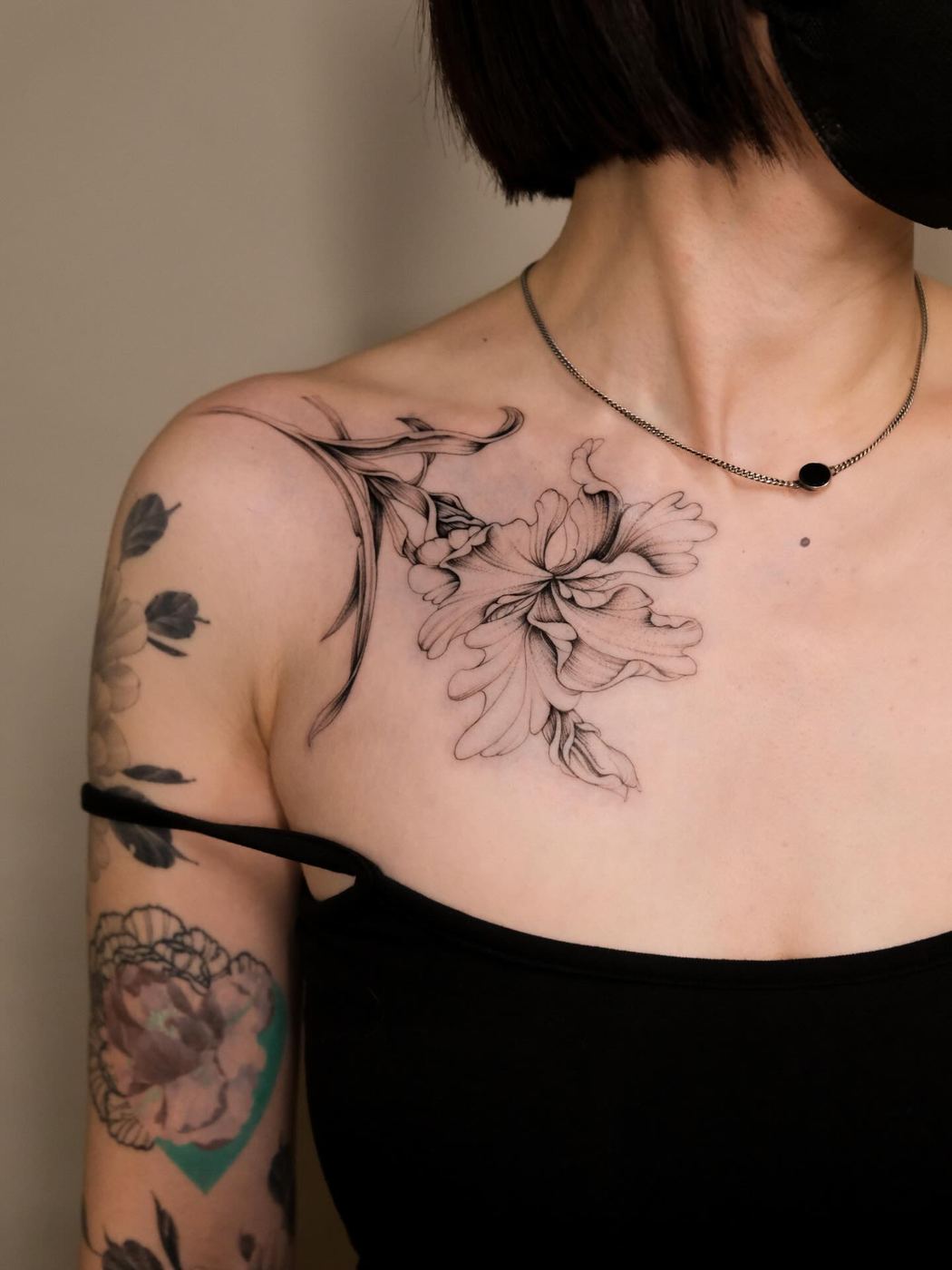 NASH 刺青作品：胸上鳶尾（Iris on Chest）
