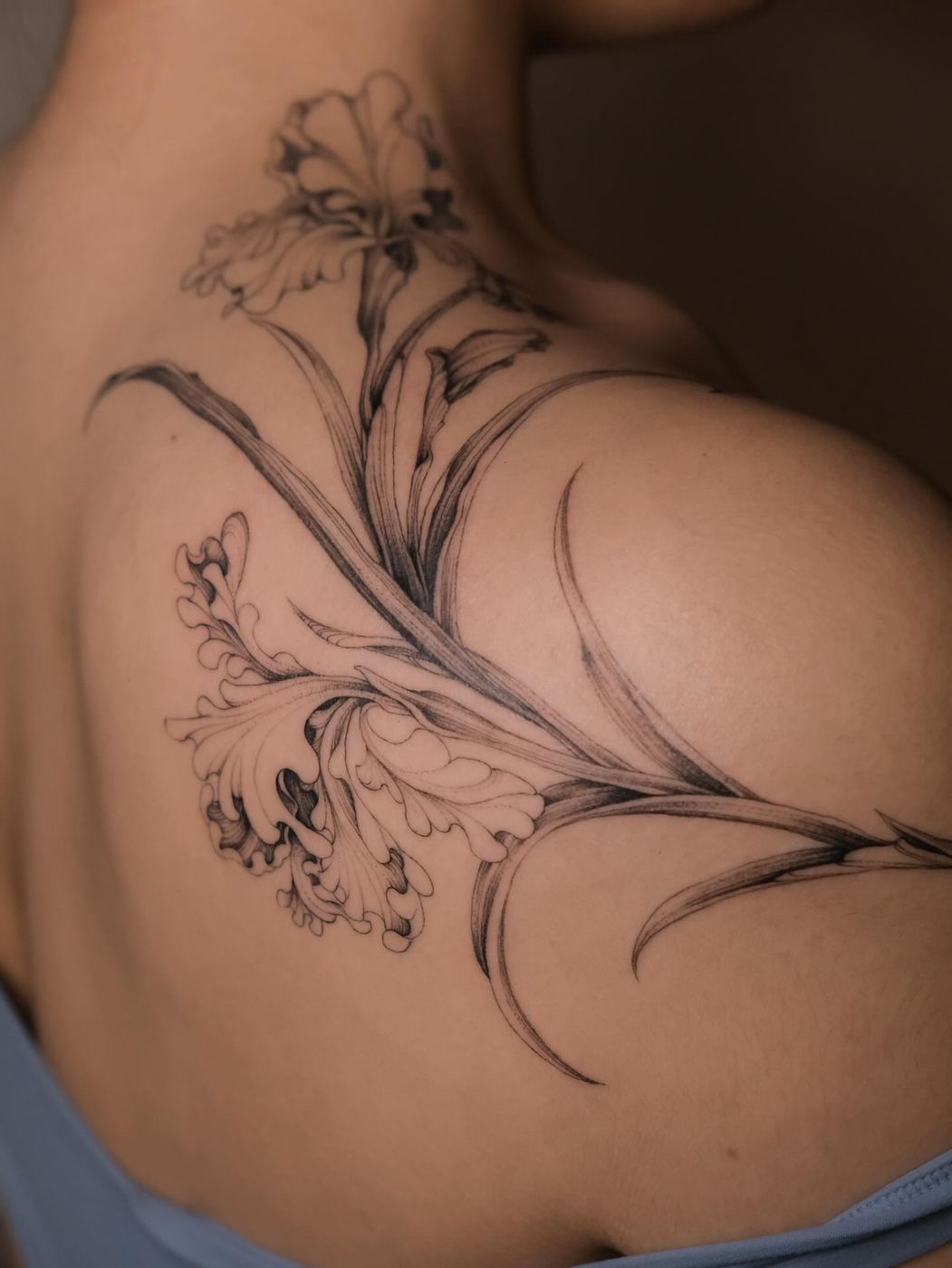NASH 刺青作品：鳶尾攀肩（Entwined Iris · 2 Blooms）