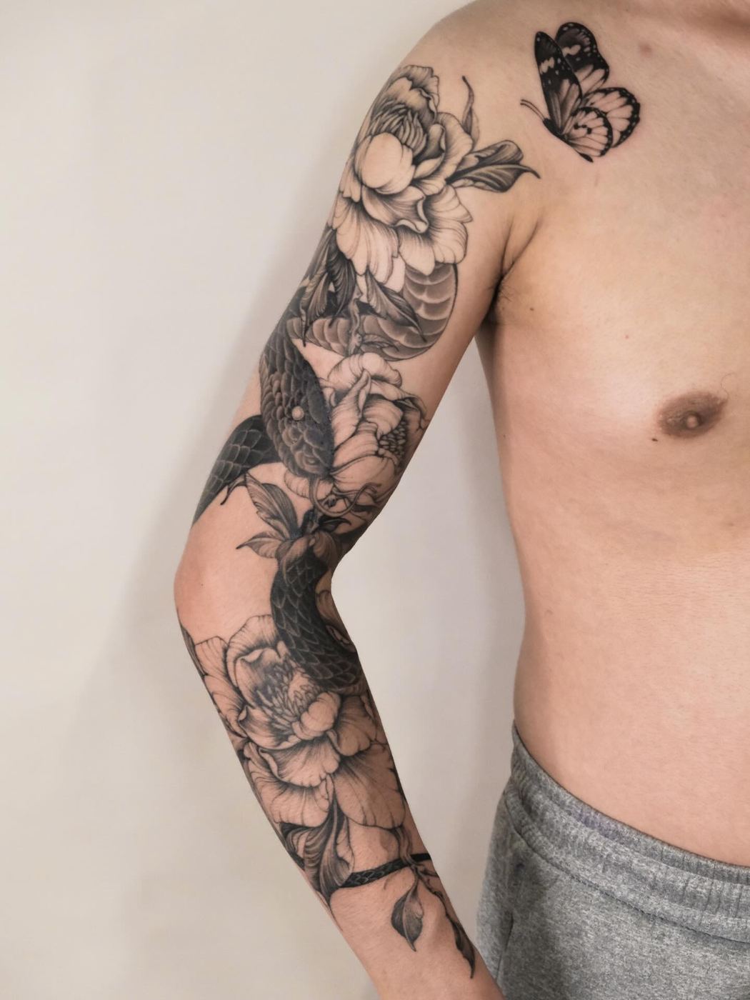 NASH 刺青作品：黑曼巴盤牡丹（Black Mamba wrapped in Peonies）