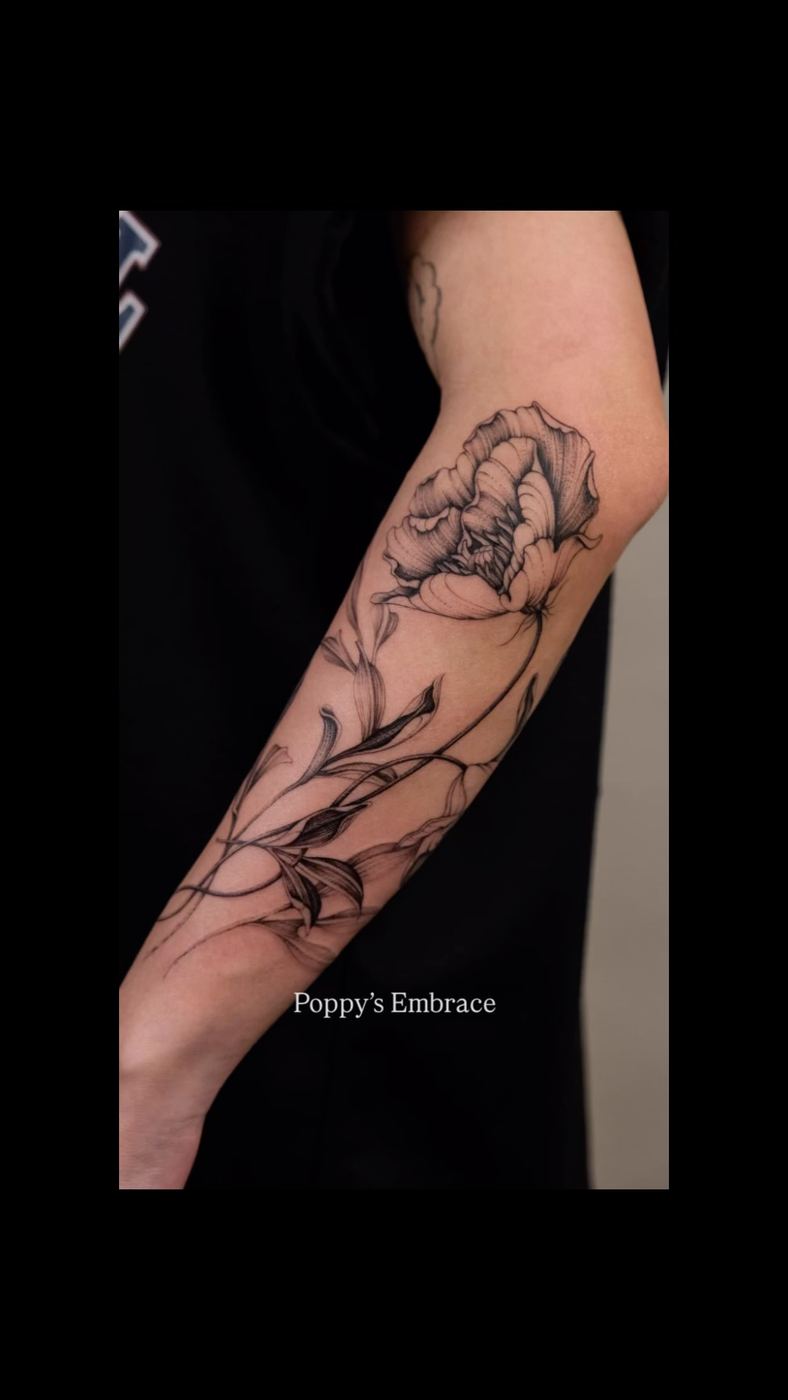 NASH 刺青作品：罌粟之擁（Poppy’s Embrace）